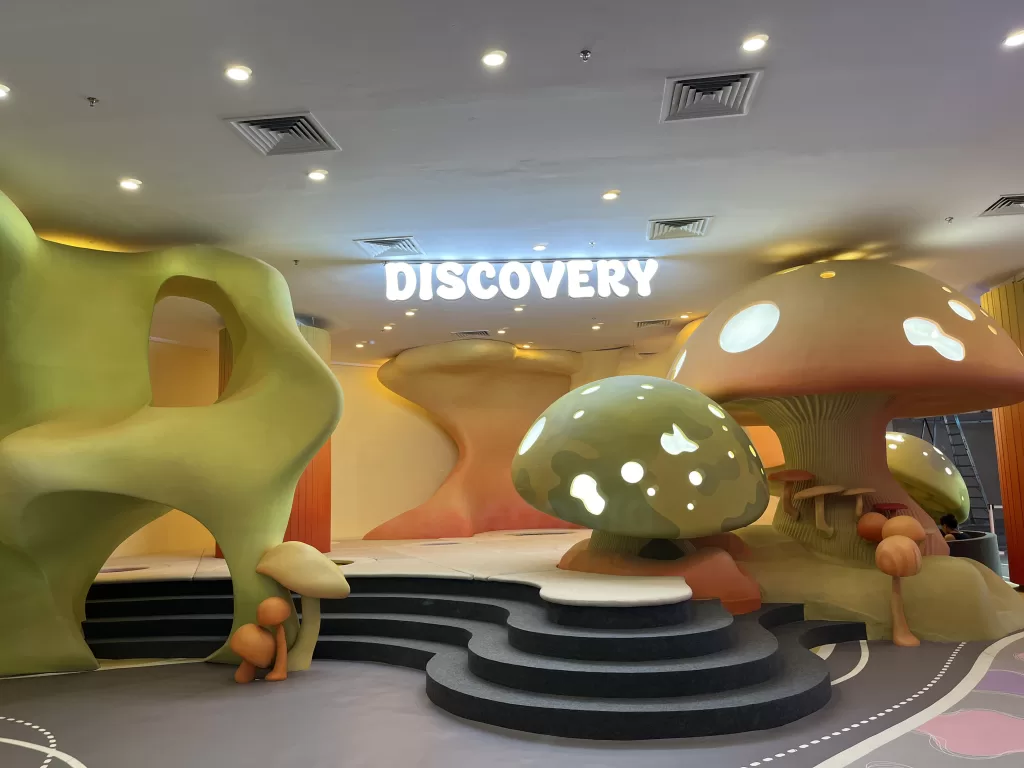 Kinetic sand pit and rope swing balls at UFOREA's Discovery Cove sensory zone