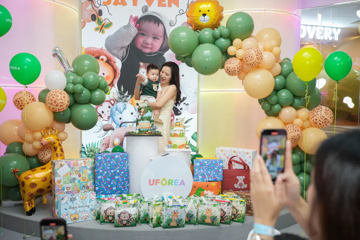 A safari-themed first birthday with green balloon arches and gift bags at UFOREA Penang