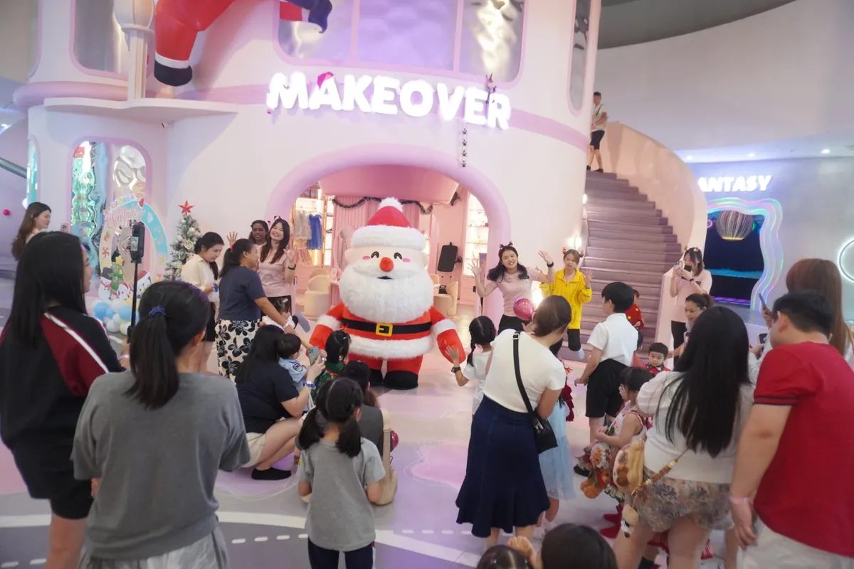 Families gathered around a mascot show in front of the Makeover Castle at UFOREA Penang